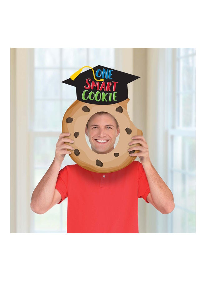 أمسكان ملحق تصوير بتصميم مبتكر على شكل كعكة ومزين بعبارة "Smart Cookie"