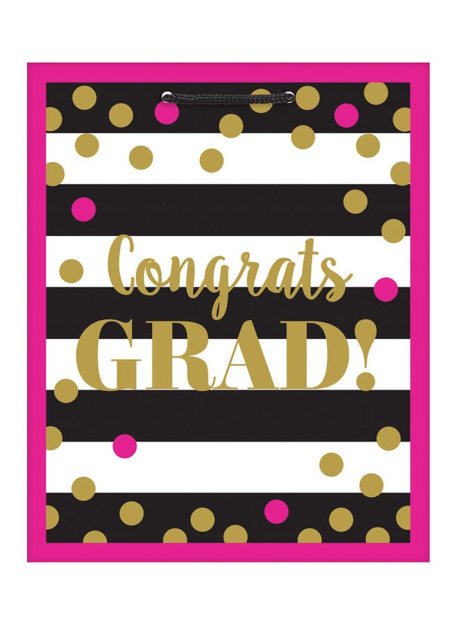 أمسكان كيس هدايا للتخرج مزين بقصاصات بلون ذهبي