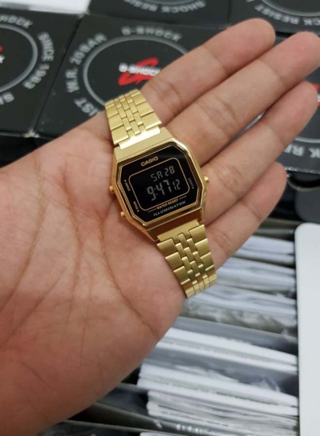كاسيو ساعة يد رقمية كلاسيكية مقاومة للماء طراز LA680WGA-1B - مقاس 29 مم - لون ذهبي للرجال  - Image 5
