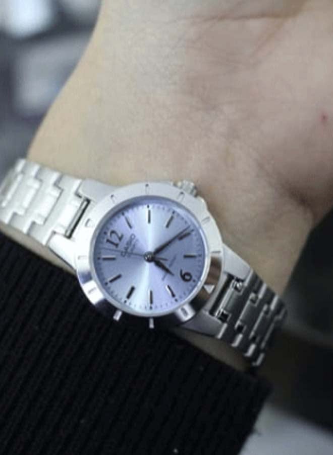 كاسيو ساعة يد بعقارب وسوار من الإستانلس ستيل طراز LTP-1177A-2A - قياس 25 مم - لون فضي للنساء - Image 4