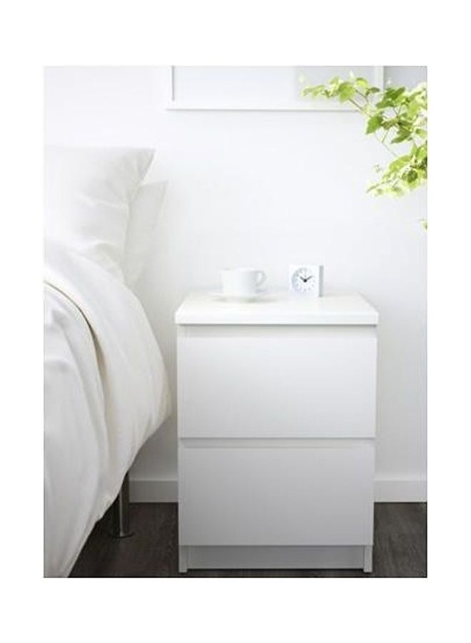 طاولة جانبية تشتمل على درجين توضع بجوار السرير أبيض 55X40سم - Image 2