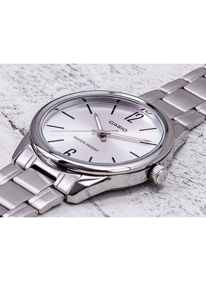 كاسيو ساعة يد بعقارب مقاومة للماء بسوار من الإستانلس ستيل من سلسلة دريس طراز MTP-V005D-7B - مقاس 28 مم - لون فضي للرجال - Image 5