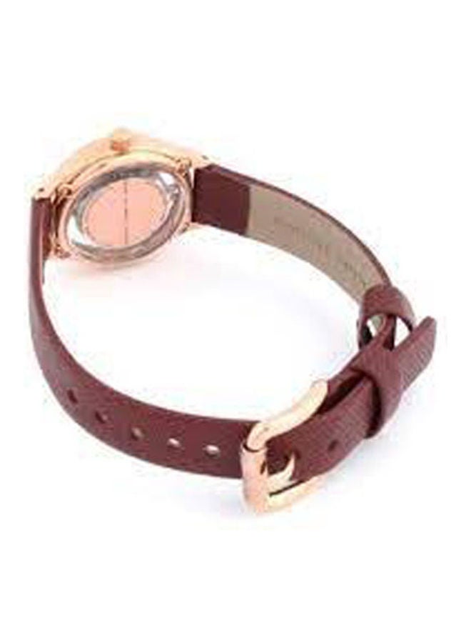 مارك جاكوبس ساعة يد بعقارب بقرص مستدير ومنقوش وبسوار من الجلد للنساء - طراز Mbm1382 للنساء - Image 2