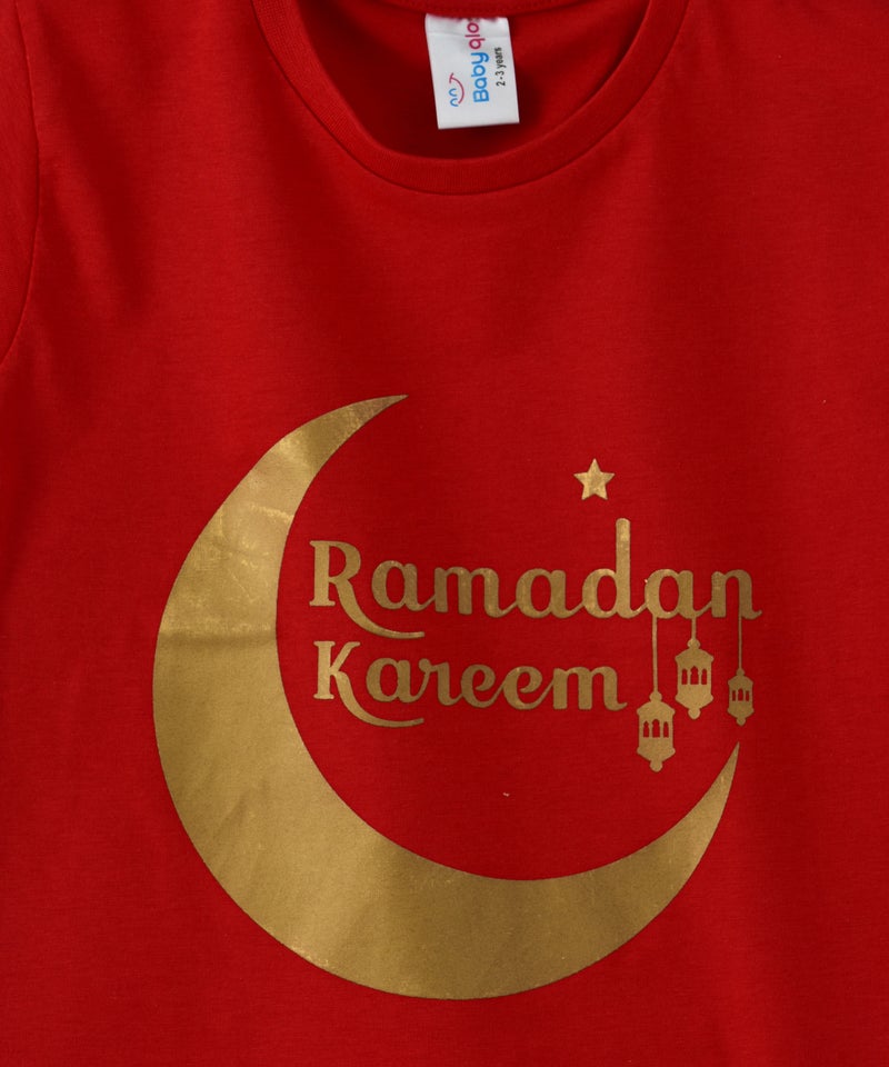 بيبي كلو تيشيرت بطبعة عبارة "Ramadan Kareem" . أحمر - Image 3