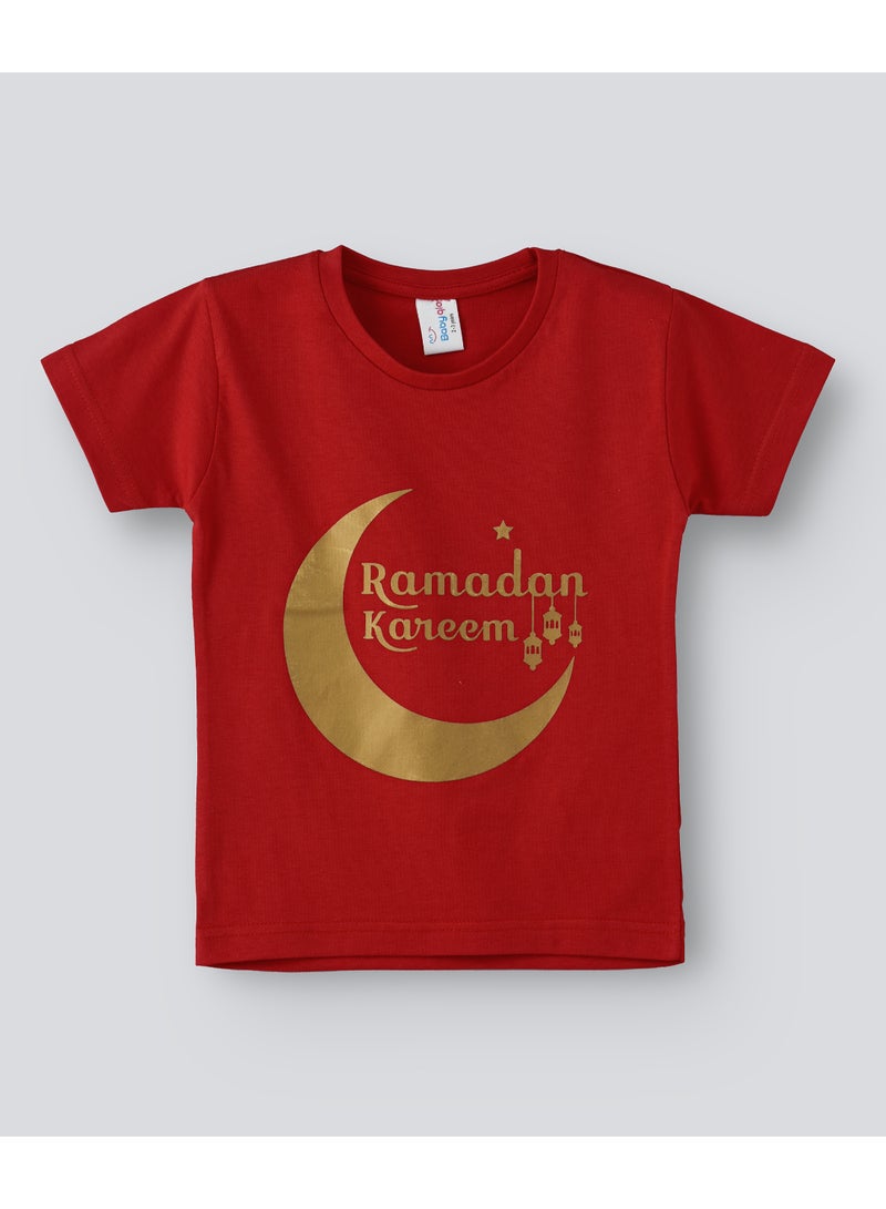 بيبي كلو تيشيرت بطبعة عبارة "Ramadan Kareem" . أحمر - Image 1