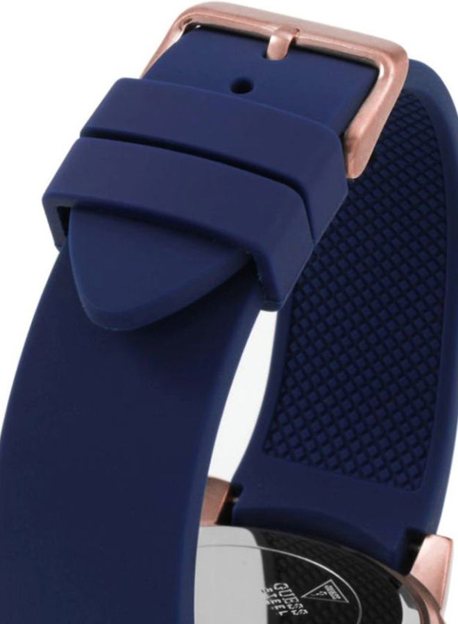 GUESS Men's Water Resistant Silicone Analog Watch W0485G1 - Image 4