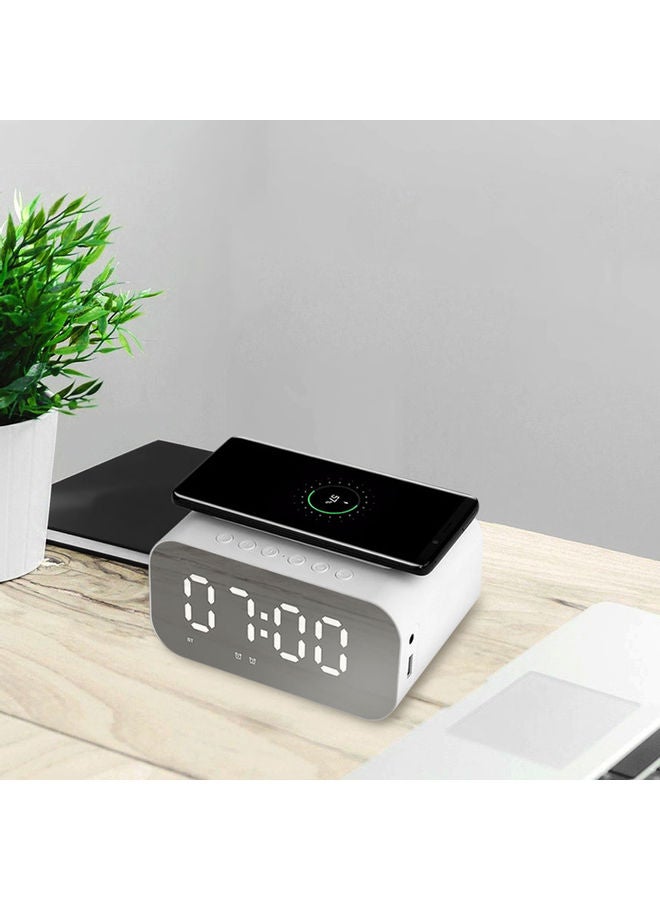 ساعة رقمية متعددة الوظائف مزودة بإضاءة LED ومكبر صوت يعمل بالبلوتوث مع شحن لاسلكي أبيض