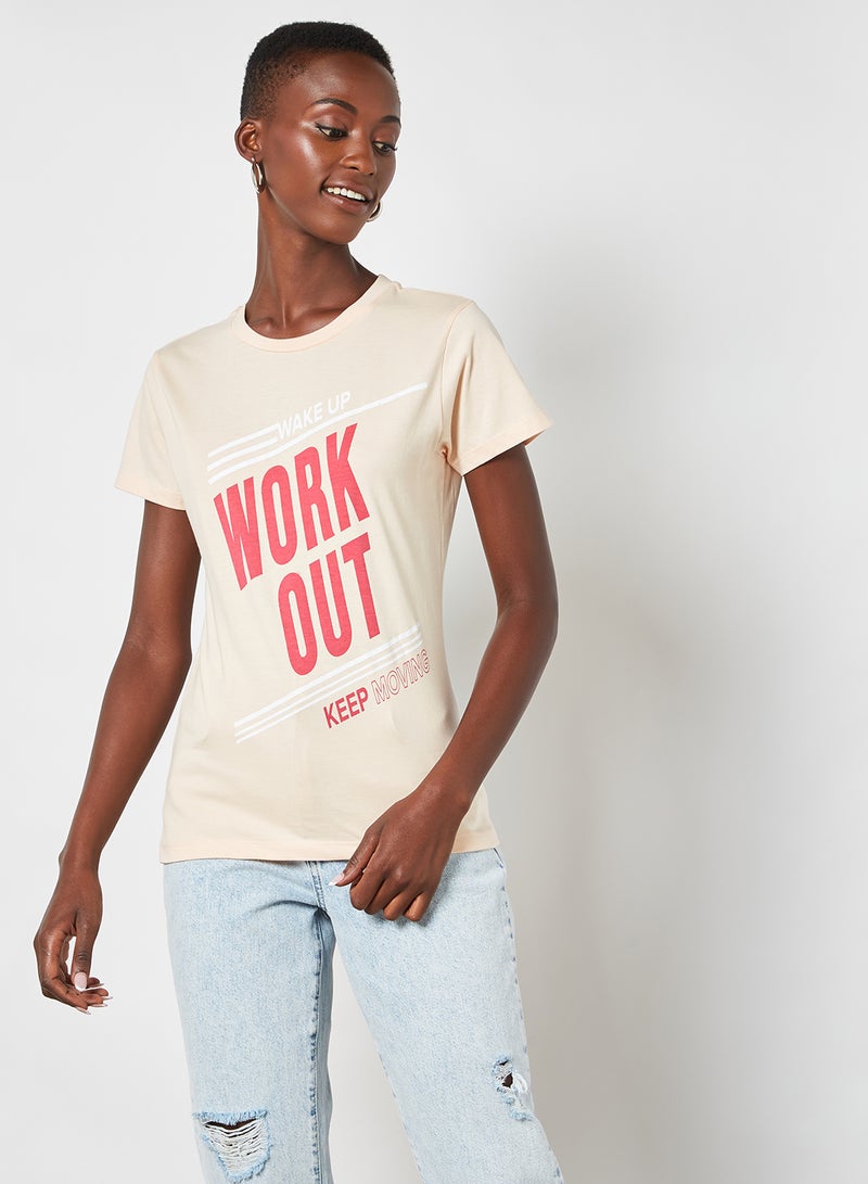 آيلا تيشيرت بفتحة رقبة مستديرة وطبعة عبارة "Work Out" خوخي - Image 1