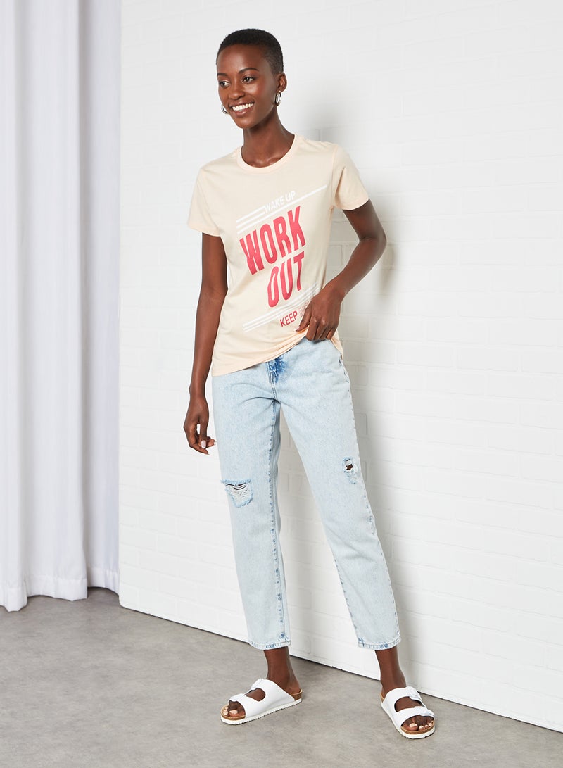 آيلا تيشيرت بفتحة رقبة مستديرة وطبعة عبارة "Work Out" خوخي - Image 3
