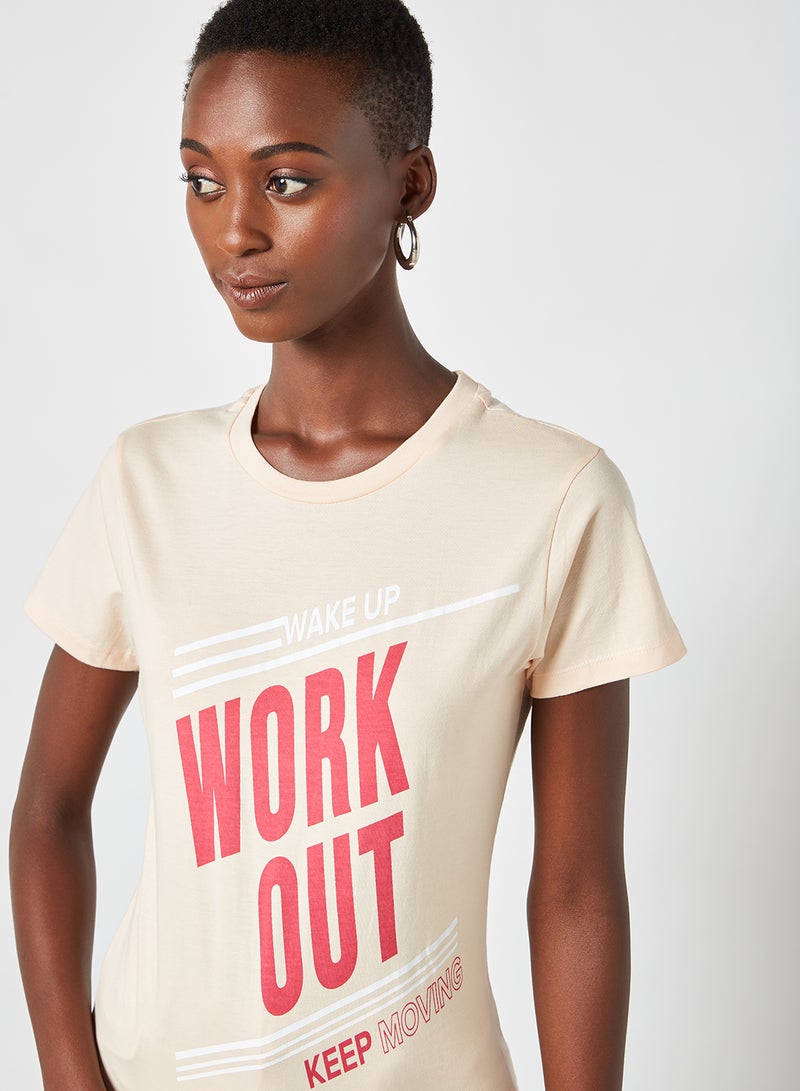 آيلا تيشيرت بفتحة رقبة مستديرة وطبعة عبارة "Work Out" خوخي - Image 4