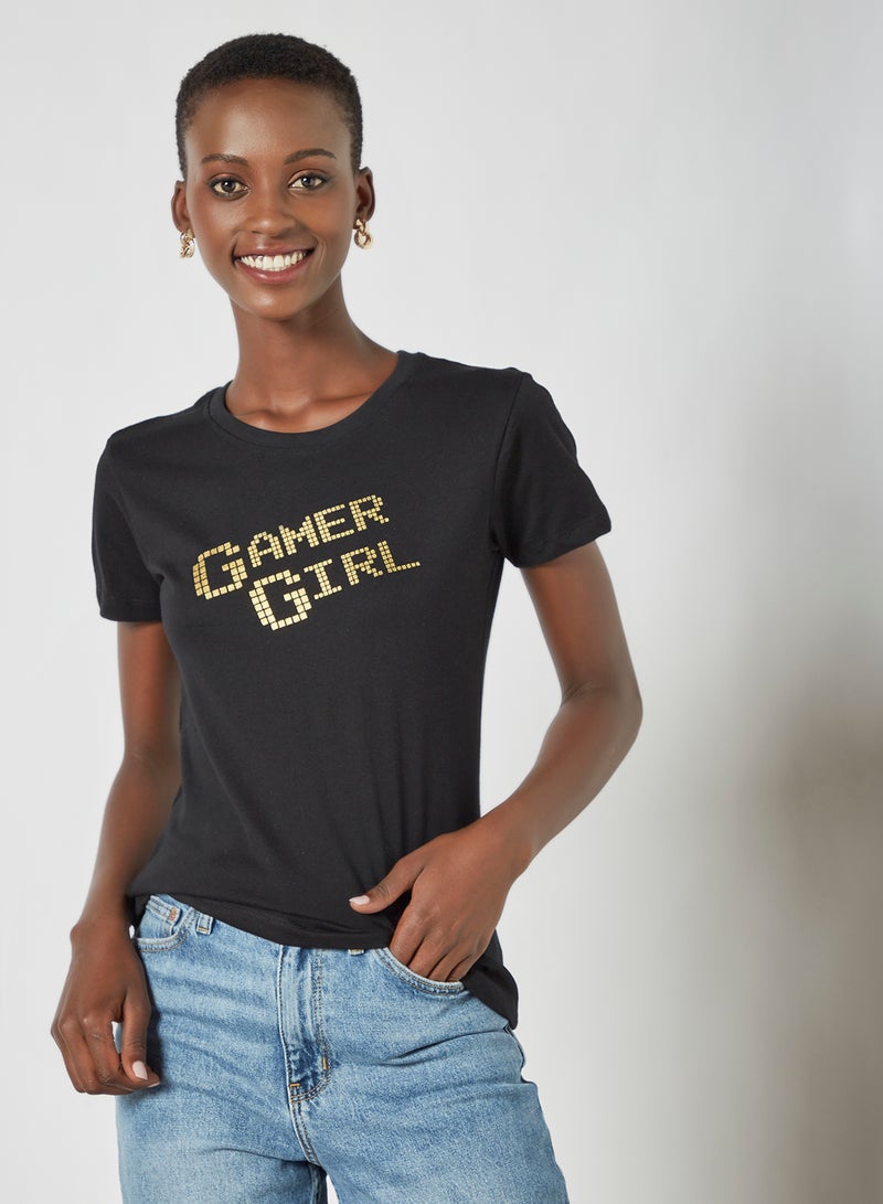 آيلا - تيشيرت بفتحة رقبة مستديرة وطبعة كلمة "Gamer" أسود فحمي - Image 1