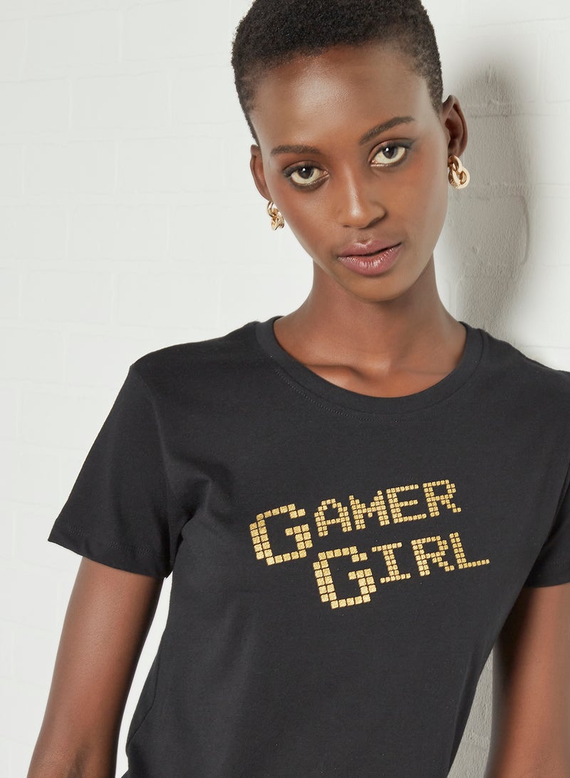 آيلا - تيشيرت بفتحة رقبة مستديرة وطبعة كلمة "Gamer" أسود فحمي - Image 1