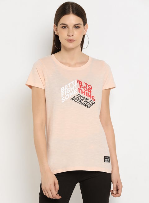 تيشيرت بقصة عادية ورقبة مستديرة مطبوع بشعار وردي