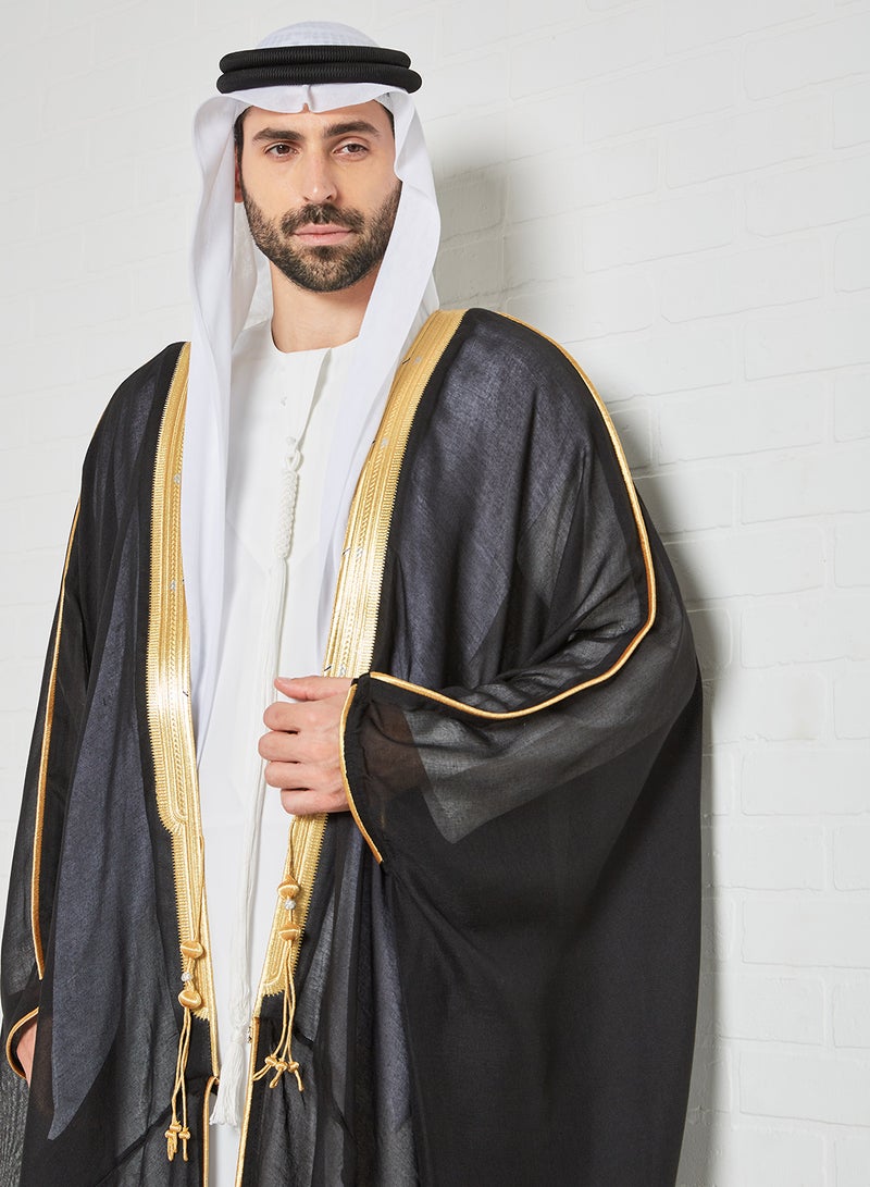 بيت الكندورة - عباءة  بشت مزيّنة بخطوط متباينة أسود/ذهبي - Image 1