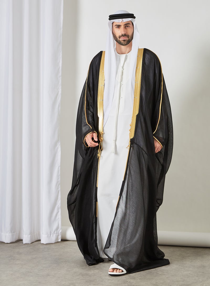 بيت الكندورة - عباءة  بشت مزيّنة بخطوط متباينة أسود/ذهبي - Image 1
