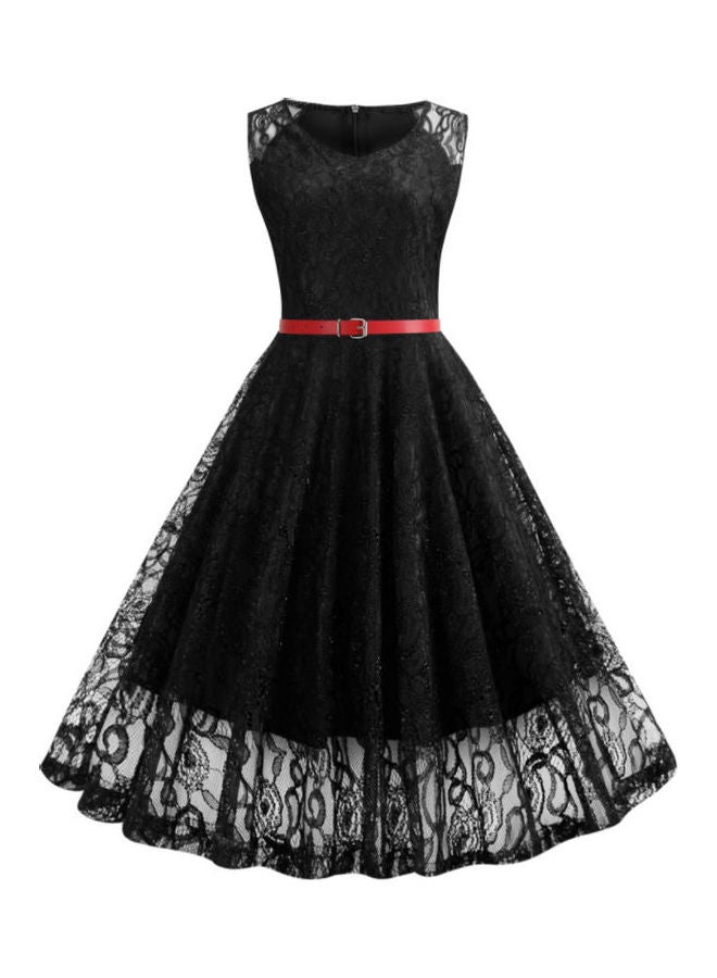 أوتاد فستان أنيق بفتحة رقبة مستديرة مع حزام مزين بالدانتيل أسود - Image 1