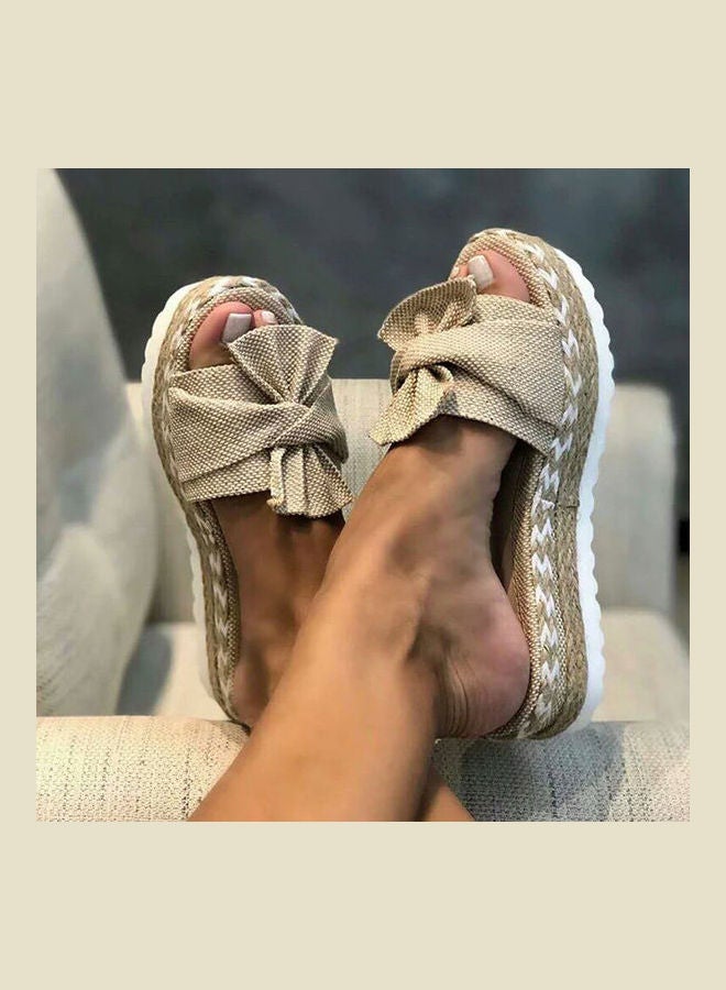 صندل صيفي عصري للنساء مضاد للانزلاق ومزين بعقدة فيونكة أبيض/بيج - Image 2