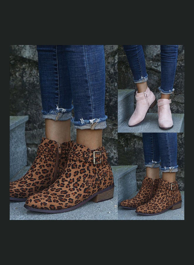 حذاء بوت للنساء بإبزيم وشريط مضفر وردي - Image 2