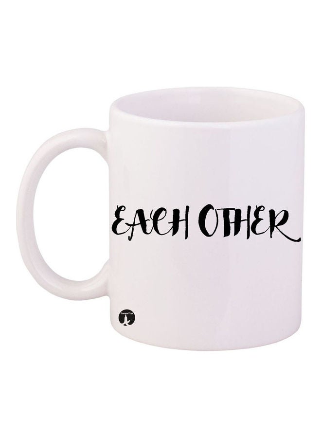مج بطبعة عبارة "Each Other" أبيض/ أسود