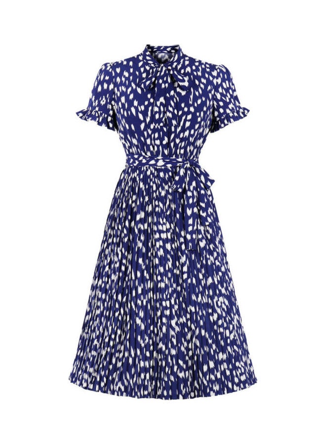 أوتاد فستان أنيق برباط ومزين بطبعة وبكسرات أزرق/ أبيض - Image 1