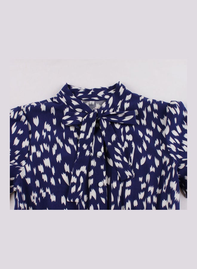 أوتاد فستان أنيق برباط ومزين بطبعة وبكسرات أزرق/ أبيض - Image 4