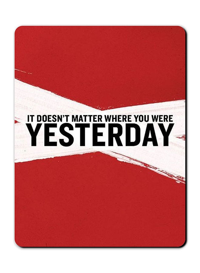 ثيودور لوحة ماوس بتصميم مضاد للانزلاق مزينة بطبعة كلمة "Yesterday" تتميز الحافظة بتصميم مُتعدد الألوان. - Image 1