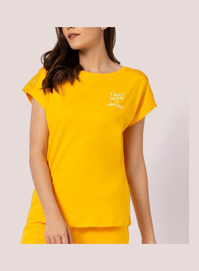 بلوايج تيشيرت بطبعة عبارة "Stay Cation" أصفر خردلي - Image 4