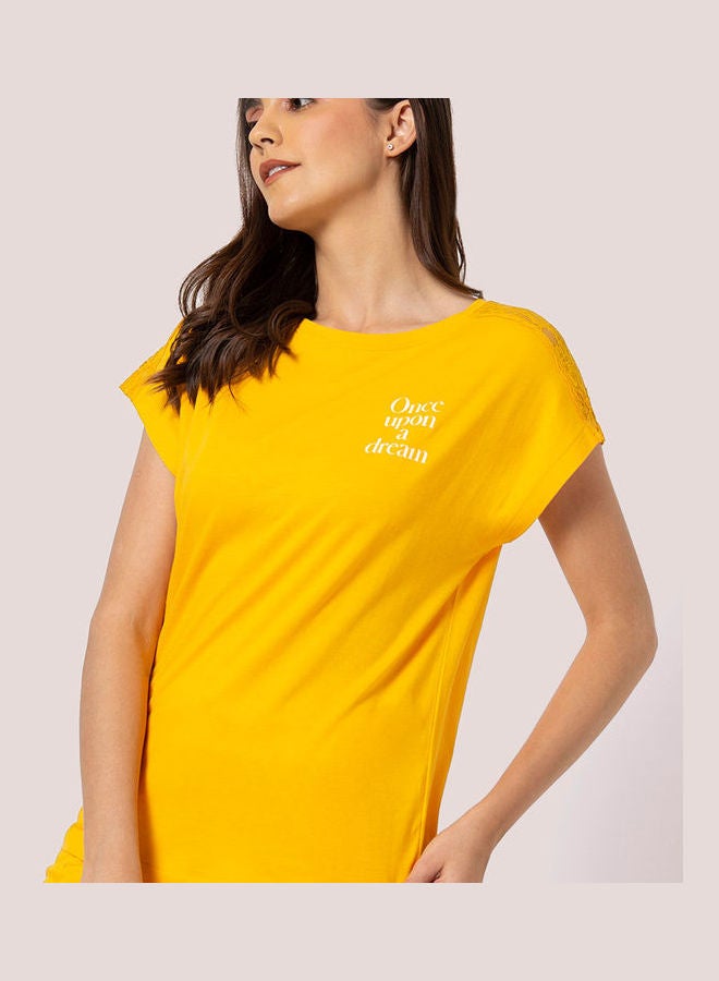 بلوايج تيشيرت بطبعة عبارة "Stay Cation" أصفر خردلي - Image 5