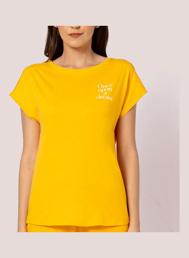 بلوايج تيشيرت بطبعة عبارة "Stay Cation" أصفر خردلي - Image 3