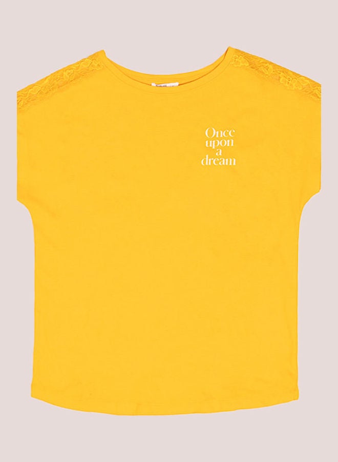 بلوايج تيشيرت بطبعة عبارة "Stay Cation" أصفر خردلي - Image 1