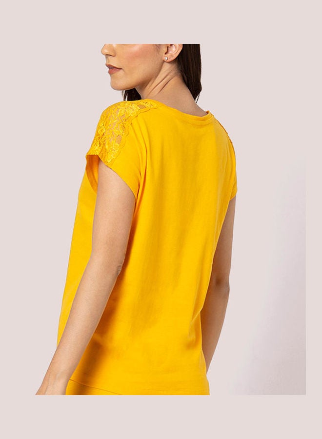 بلوايج تيشيرت بطبعة عبارة "Stay Cation" أصفر خردلي - Image 2