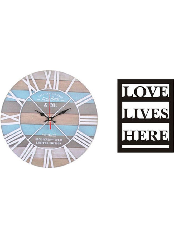 سولو B5666 ساعة حائط بعقارب خشبية دائرية مع لوحة خشبية مطبوع عليها عبارة "Love Lives Here" متعدد الألوان 40سم