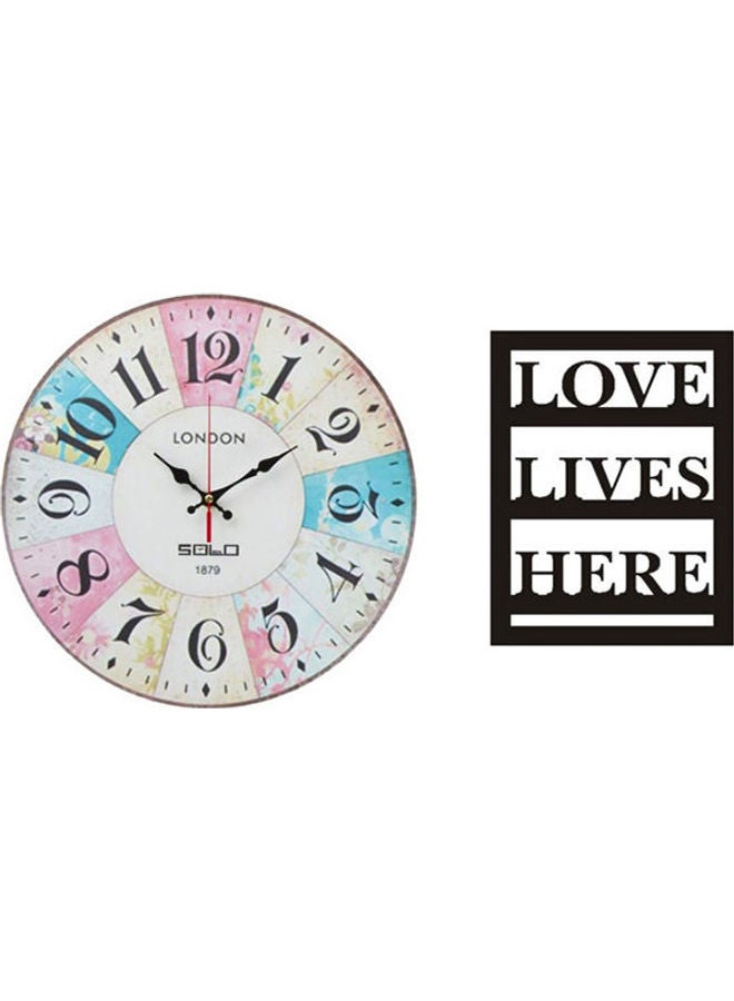 سولو B5746 ساعة حائط بعقارب خشبية دائرية مع لوحة خشبية مطبوع عليها عبارة "Love Lives Here" متعدد الألوان 40سم 