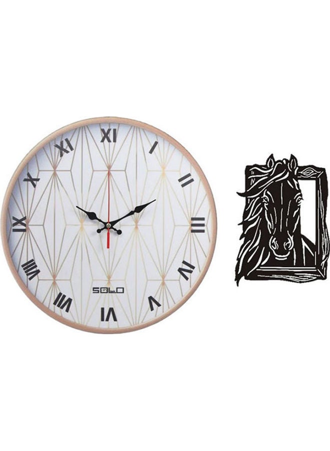 سولو لوحة فنية من الخشب بتصميم ساعة حائط دائرية بعقارب مع حصان طراز B6998 متعدد الألوان 40سم