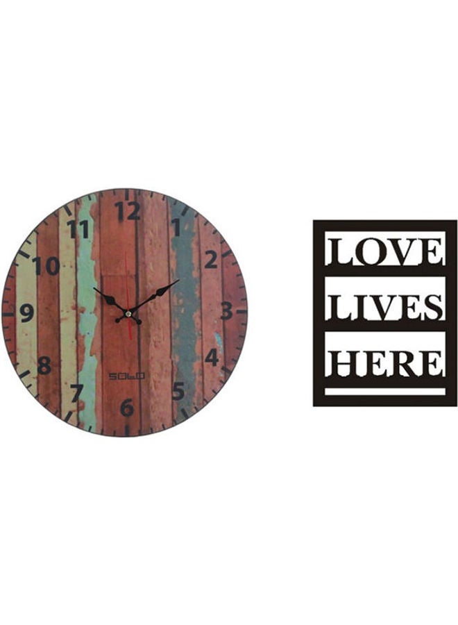 سولو B5086 ساعة حائط بعقارب خشبية دائرية مع لوحة خشبية مطبوع عليها عبارة "Love Lives Here" متعدد الألوان 40سم