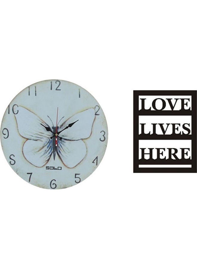 سولو B5256 ساعة حائط بعقارب خشبية دائرية مع لوحة خشبية مطبوع عليها عبارة "Love Lives Here" متعدد الألوان 