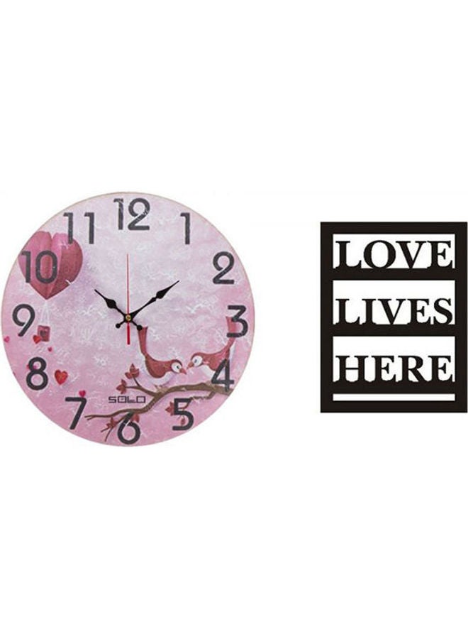 سولو B5216 ساعة حائط بعقارب خشبية دائرية مع لوحة خشبية مطبوع عليها عبارة "Love Lives Here" متعدد الألوان 40سم