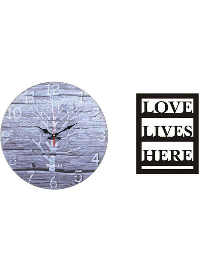 سولو B5616 ساعة حائط بعقارب خشبية دائرية مع لوحة خشبية مطبوع عليها عبارة "Love Lives Here" متعدد الألوان 40سم 