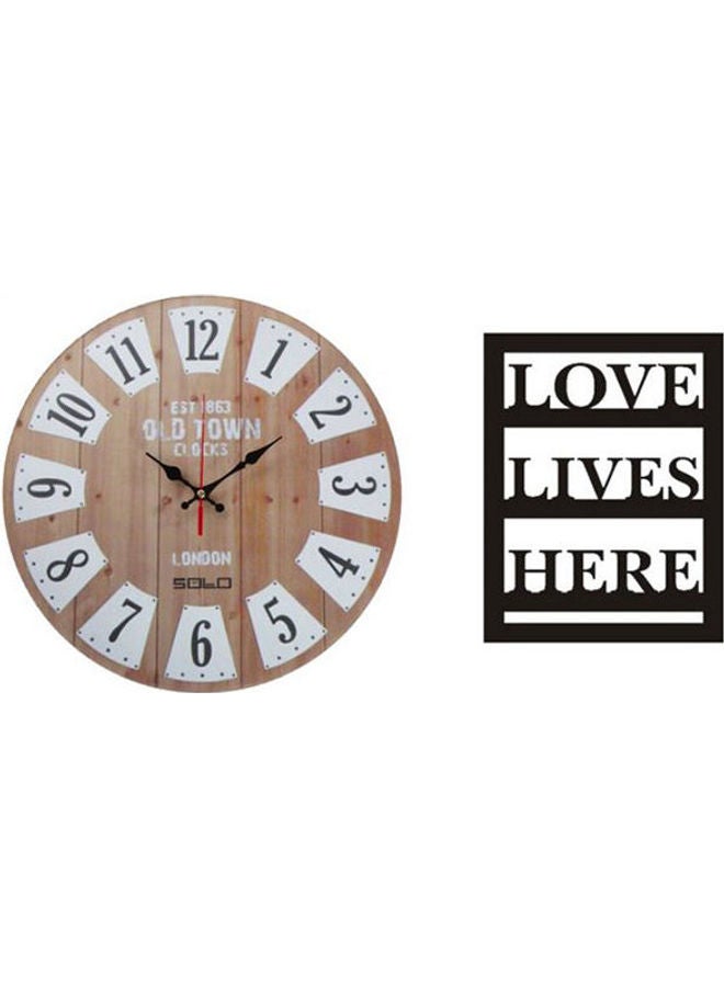 سولو B5576 ساعة حائط بعقارب خشبية دائرية مع لوحة خشبية مطبوع عليها عبارة "Love Lives Here" متعدد الألوان 40سم