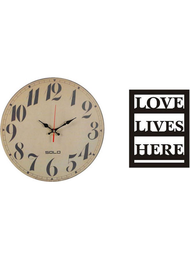 سولو B4936 ساعة حائط بعقارب خشبية دائرية مع لوحة خشبية مطبوع عليها عبارة "Love Lives Here" متعدد الألوان 40سم