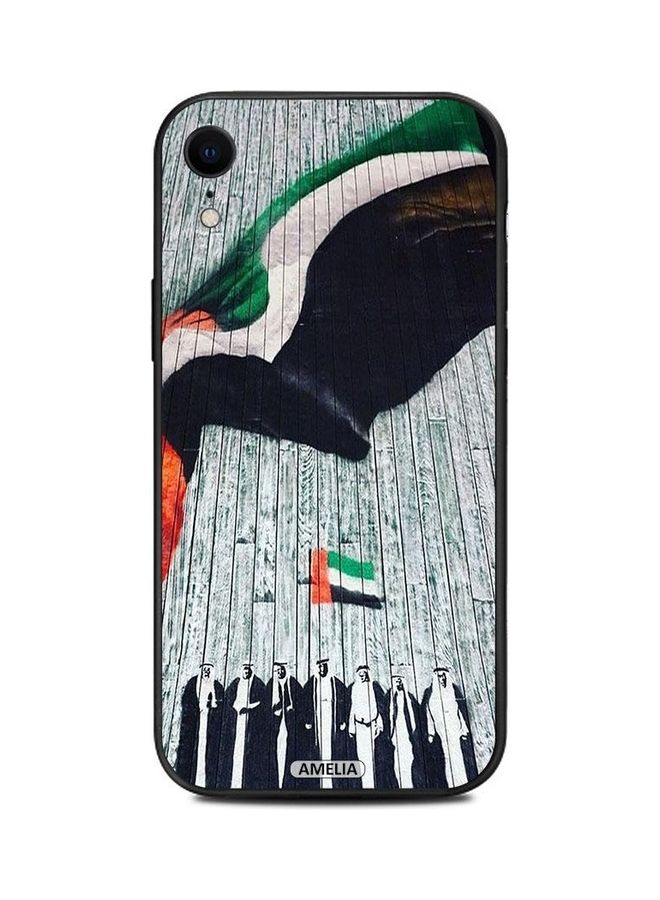 إميليا حافظة حماية بتصميم طبعة حاكم دولة الإمارات العربية المتحدة وعلمها، مناسبة لهاتف أبل آيفون XR تتميز الحافظة بتصميم مُتعدد الألوان. - Image 1