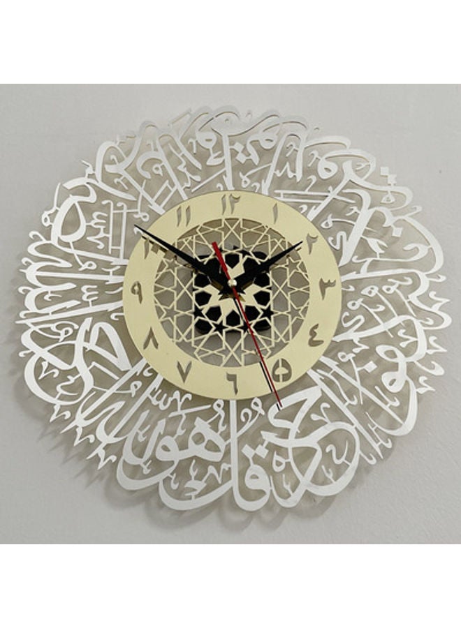 ساعة حائط مزينة بالخط العربي فضي