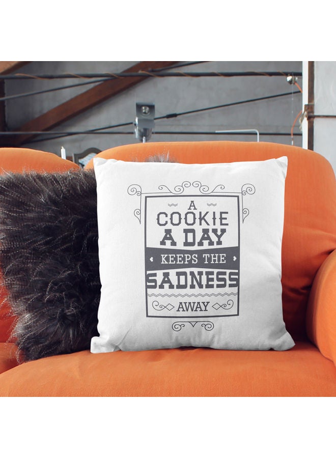 وسادة زينة بتصميم عبارة "Cooki A Day" أبيض/رمادي - Image 2
