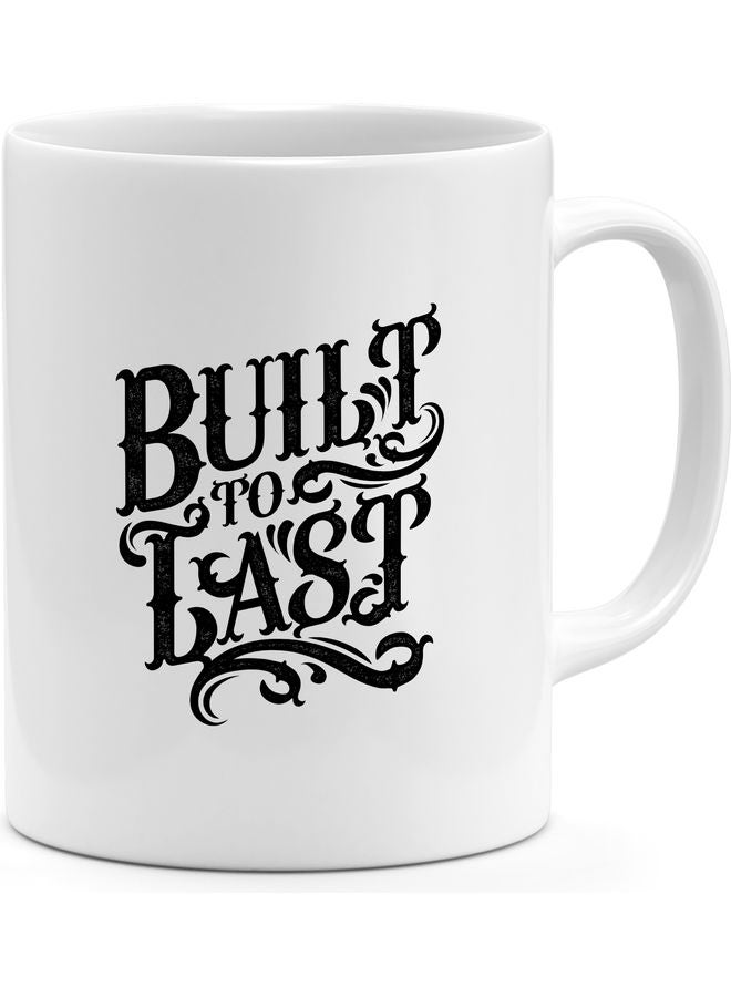 مج قهوة بطبعة عبارة "Built To Last" وتصميم لطيف لمحبي السيارات أبيض/ أسود - Image 1