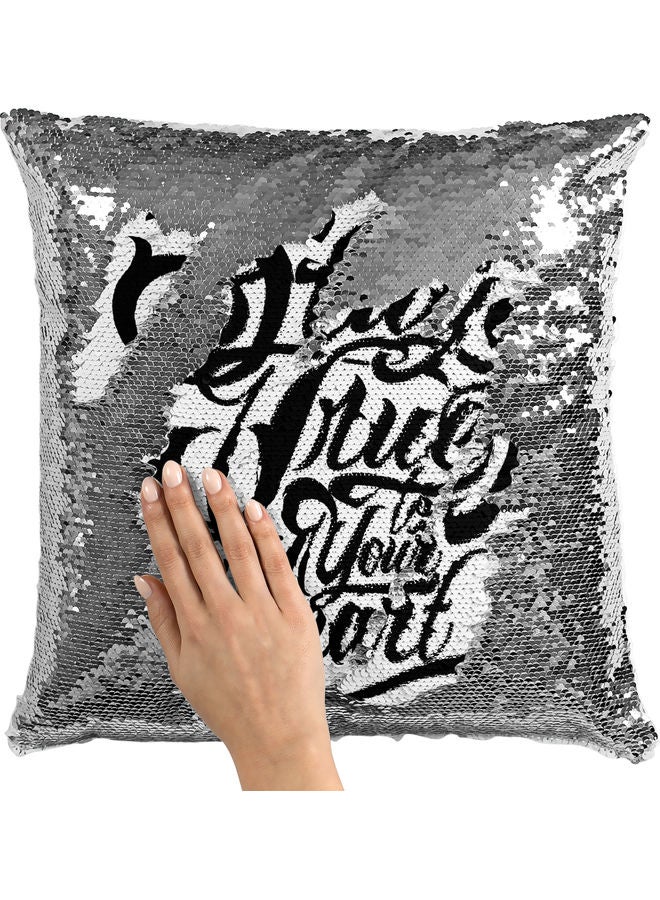 وسادة زينة للديكور مزينة بالترتر القلاب بطبعة عبارة "Stay True" أبيض/أسود/فضي 40x40سم - Image 2