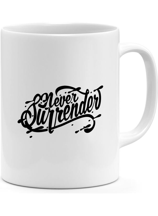 مج قهوة بطبعة عبارة "Never Surrender" أبيض/ أسود 8x10سم - Image 1