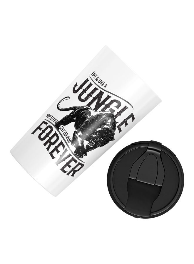 كوب من الستانلس ستيل بطبعة عبارة "Jungle Forever" التحفيزية للاستمرار في الحياة وصورة فهد ومزود بغطاء أبيض/ أسود - Image 3