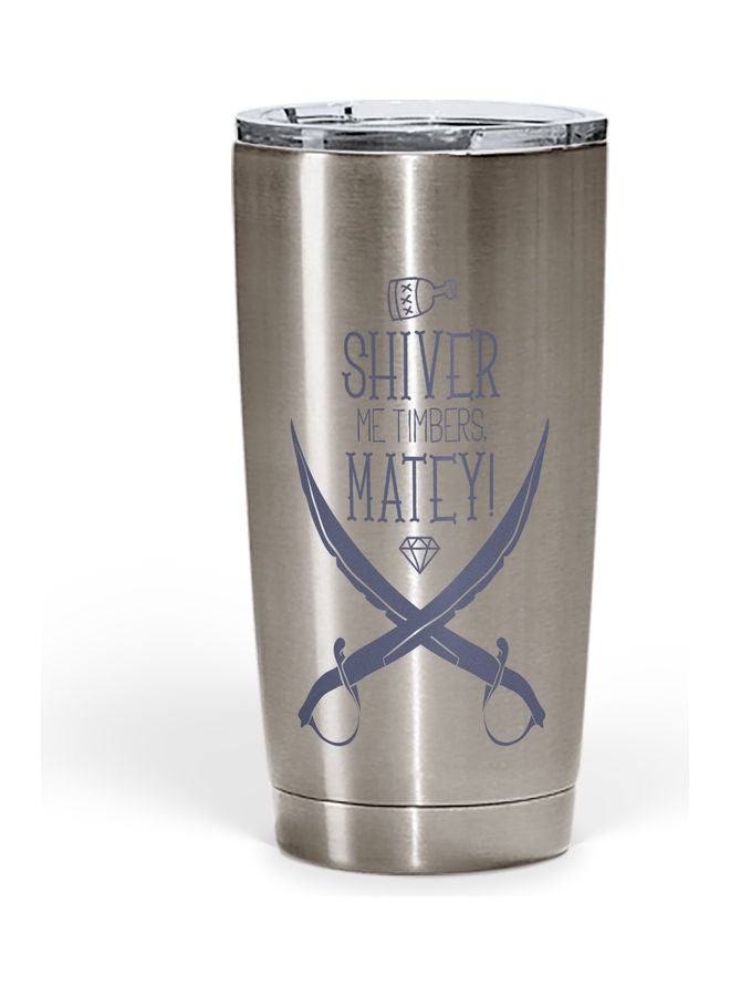 كوب من الستانلس ستيل بطبعة عبارة "Shiver Me Timber Matey" مزود بغطاء فضي/أزرق - Image 1