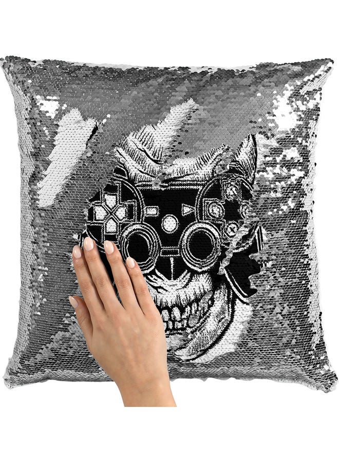 وسادة زينة للديكور مزينة بالترتر القلاب بطبعة جمجمة و ذراع تحكم جهاز البلايستيشن القديم أبيض/أسود/فضي 40x40سم - Image 2