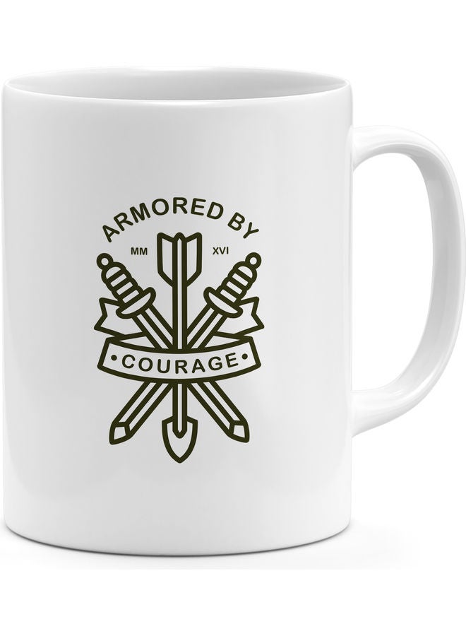 مج قهوة بطبعة عبارة "Armed By Courage" أبيض/ أسود - Image 1